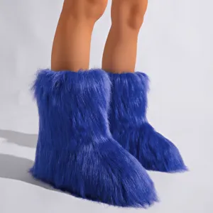 Vue détaillée des bottes de neige duveteuses en fausse fourrure bleu roi de style Y2K