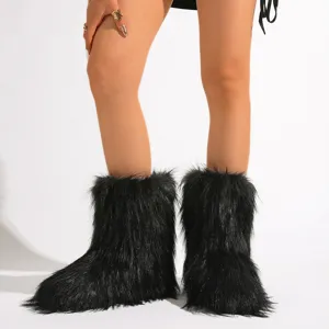 Primer plano de botas de nieve de piel sintética negra con estilo de moda Y2K mujer