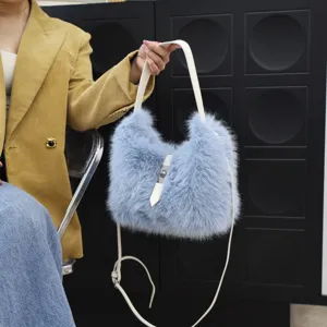 Detailansicht der hellblauen flauschigen Plüschtasche mit weißem Riemen, gehalten vom Modell