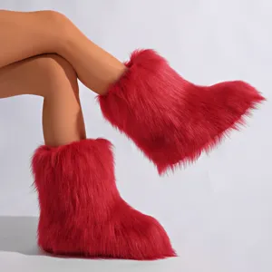 Détail de bottes de neige rouges en fausse fourrure pelucheuse au style y2k tendance