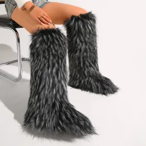 Detailansicht der flauschigen kniehohen Schneestiefel aus Kunstpelz im trendigen Y2K-Stil