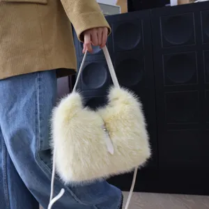 Elegante hellgelbe flauschige Kunstpeltasche kombiniert mit einem stylischen Cordblazer