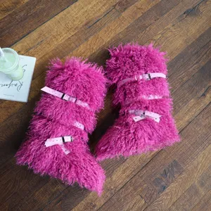 Stivali da neve in ecopelliccia rosa vibrante con cinturini con fibbia.