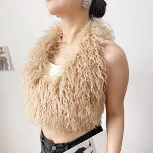 Dettaglio del gilet all'americana in ecopelliccia riccia beige con un sexy design senza schiena