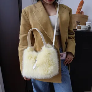 Asiatisches Model mit einer süßen hellgelben Kunstpelz-Umhängetasche im Herbstoutfit