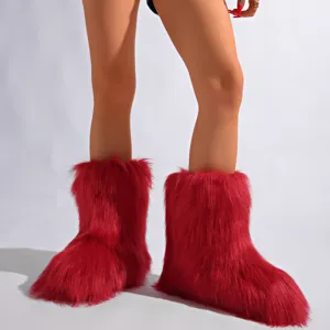 Vue détaillée des bottes de neige rouges en fausse fourrure pelucheuse et texturée
