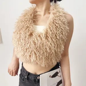 Dettaglio del gilet all'americana in ecopelliccia beige con trama riccia e design senza schiena.