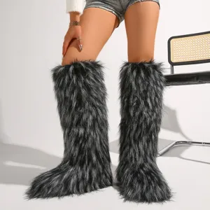 Detailansicht der grauen Webpelz-Kniestiefel im Y2K-Stil an einem Modell.