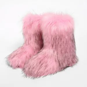 Detalle de botas de nieve de piel sintética rosa con textura esponjosa y estilo Y2K