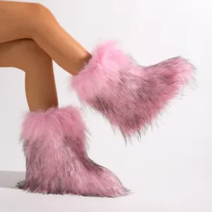 Vista detallada de botas de nieve de piel sintética rosa con textura suave de estilo Y2K