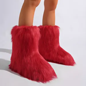 Gros plan sur des bottes de neige rouges en fausse fourrure style Y2K