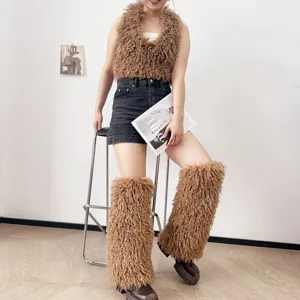 Dettaglio di scaldamuscoli in finta pelliccia marrone con top coordinato in stile trendy Y2K