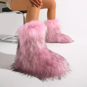 Primer plano de botas de nieve de piel sintética rosa y negra estilo Y2K