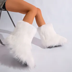 Vue détaillée de la texture en fausse fourrure blanche sur des bottes de neige Y2K