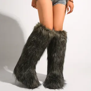 Detailansicht flauschiger Kniehoher Kunstpelz-Schneestiefel im modischen Y2K-Stil