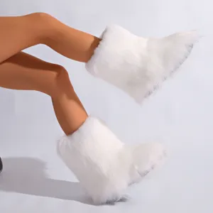 Détail des bottes de neige blanches en fausse fourrure style Y2K ultra douces