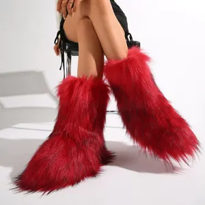 Detalle de botas de nieve de piel sintética roja vibrante con textura suave estilo Y2K
