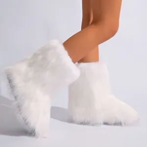 Gros plan sur la texture en fausse fourrure de ces bottes de neige blanches Y2K.