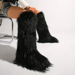 Modische kniehohe Stiefel aus schwarzem Kunstpelz im Y2K-Stil für winterliche Wärme