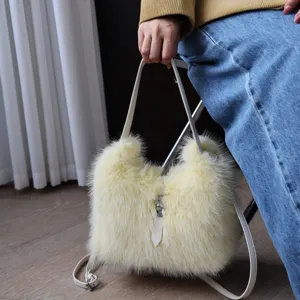 Detailansicht einer flauschigen gelben Kunstpelz-Schultertasche mit weißem Riemen