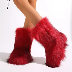 Primer plano detallado de botas de nieve rojas de piel sintética para invierno Y2K