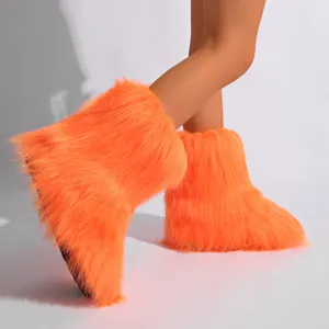 Vue détaillée de bottes de neige en fausse fourrure orange vif avec une texture moelleuse