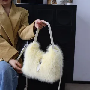 Detailansicht einer flauschigen gelben Kunstpelz-Umhängetasche mit weißem Riemen im Alltag