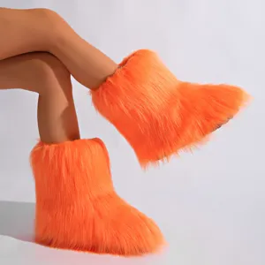 Vue détaillée montrant la texture moelleuse des bottes de neige orange en fourrure