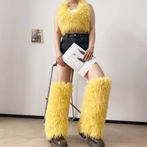 Primo piano di scaldamuscoli gialli in finta pelliccia e crop top coordinato stile Y2K