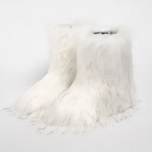 Vista detallada de la suave textura de las botas de piel sintética blanca estilo Y2K