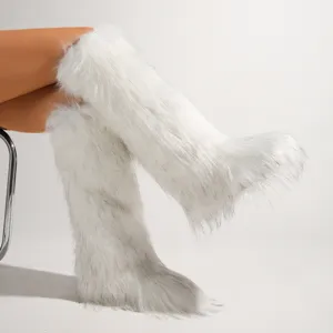 Detailansicht der weißen kniehohen Kunstpelzstiefel mit besonders weicher langer Textur