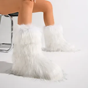 Detalle de botas de nieve blancas de piel sintética con textura suave estilo Y2K