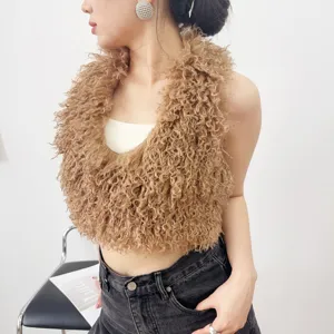 Dettaglio di un gilet all'americana in finta pelliccia di agnello riccia marrone