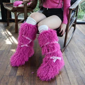 Eleganti stivali da neve rosa in ecopelliccia con cinturini decorativi con fibbia e borchie
