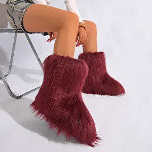 Vue détaillée des bottes de neige en fausse fourrure bordeaux moelleuses de style y2k chic