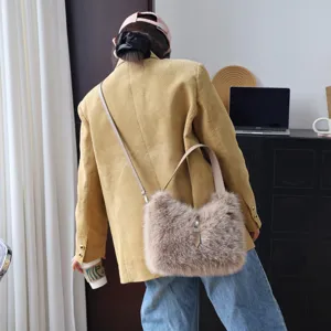 Detailaufnahme einer stylischen hellbraunen Kunstpelltasche mit silberner Schnalle
