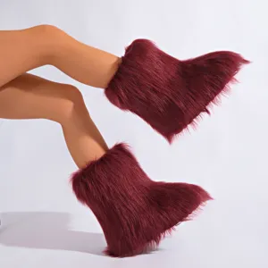 Vue latérale détaillée de bottes de neige en fausse fourrure bordeaux de style Y2K