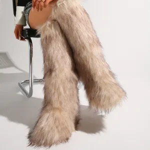 Detailansicht der flauschigen hohen Stiefel aus Kunstpelz mit langer Felltextur.