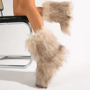 Vista detallada de las botas de nieve de pelo sintético muy esponjoso estilo Y2K
