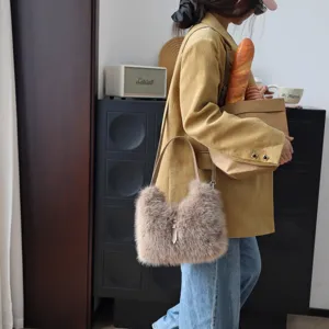 Modell mit einer weichen Plüsch-Schultertasche aus Kunstpelz in Taupe für Herbst