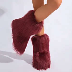 Vue détaillée des bottes de neige en fausse fourrure bordeaux moelleuses de style Y2K