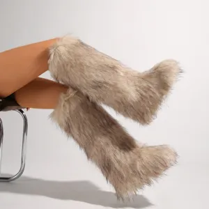 Detailansicht von Y2K-Schneestiefeln aus Kunstfell mit Waschbär-Optik an den Beinen