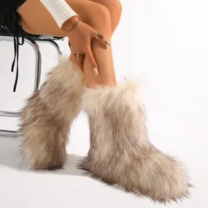 Primer plano de botas de nieve de pelo sintético con estilo Y2K y textura esponjosa.
