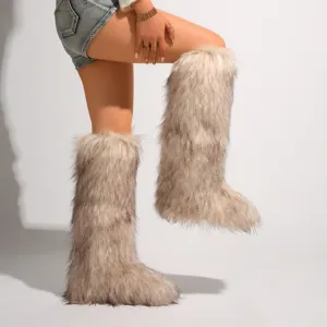 Detailansicht der flauschigen Y2K-Kniehoch-Stiefel aus Kunstfell für einen warmen Look