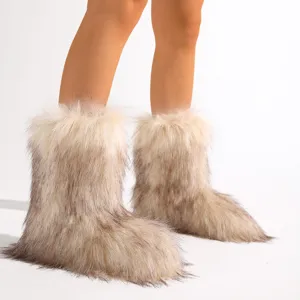 Vista detallada de botas de nieve de piel sintética para mujer con estética chic Y2K