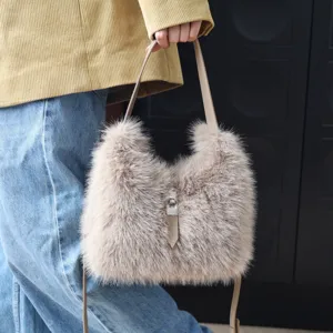 Detailansicht der flauschigen Makronen-Fell-Umhängetasche mit elegantem Metallknopf
