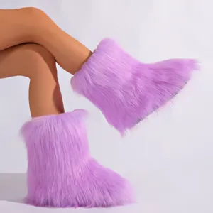 Détail rapproché des bottes de neige violettes en fausse fourrure douce et dense
