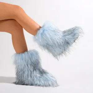 Primer plano de botas de nieve de piel sintética azul claro y gris con estilo Y2K retro