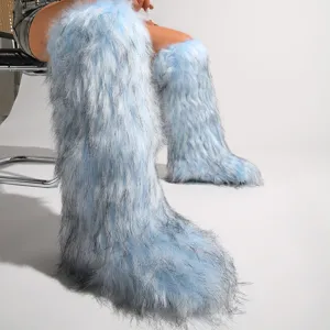 Detailansicht stilvoller blauer kniehoher Y2K-Kunstfellstiefel mit flauschiger Textur