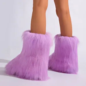 Gros plan montrant la texture moelleuse des bottes de neige en fausse fourrure violette.